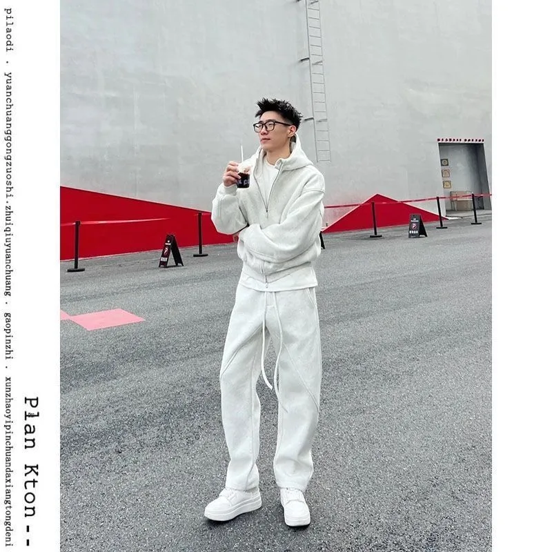 Осенний мужской комплект из двух предметов: модный кардиган с капюшоном и свободные повседневные брюки в американском стиле
Осенний мужской комплект из двух предметов: модный кардиган с капюшоном и свободные повседневные брюки в американском стиле