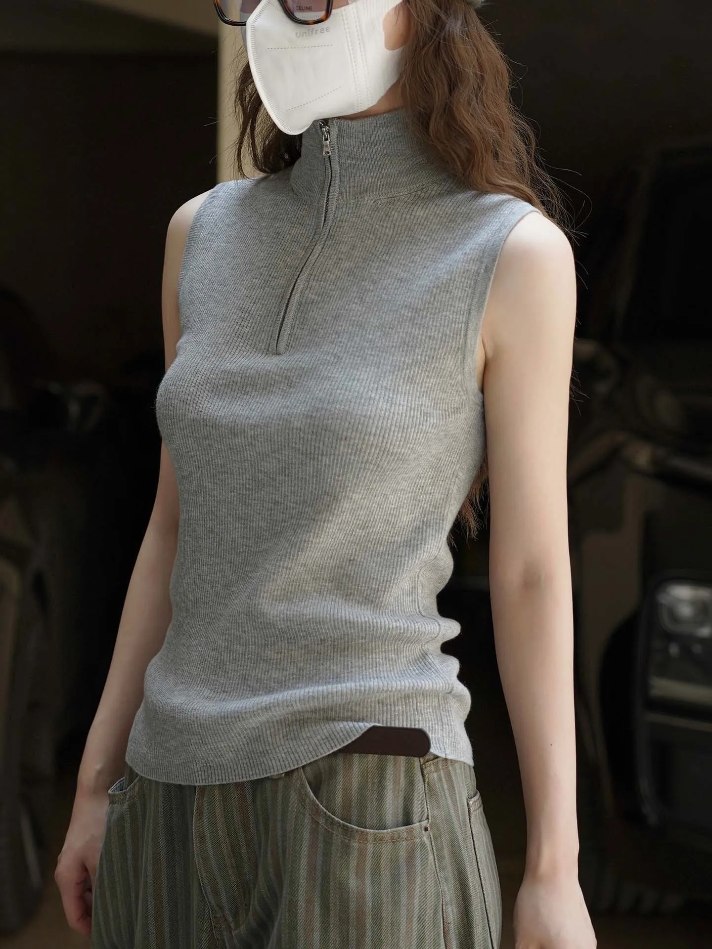 Zippered Stand Collar Sleeveless Knitted Vest Women's Slim Fit Base Shirt Commute Style Autumn Fashion Single Piece
Zippered Stand Collar Sleeveless Knitted Vest Women's Slim Fit Base Shirt Commute Style Autumn Fashion Single Piece