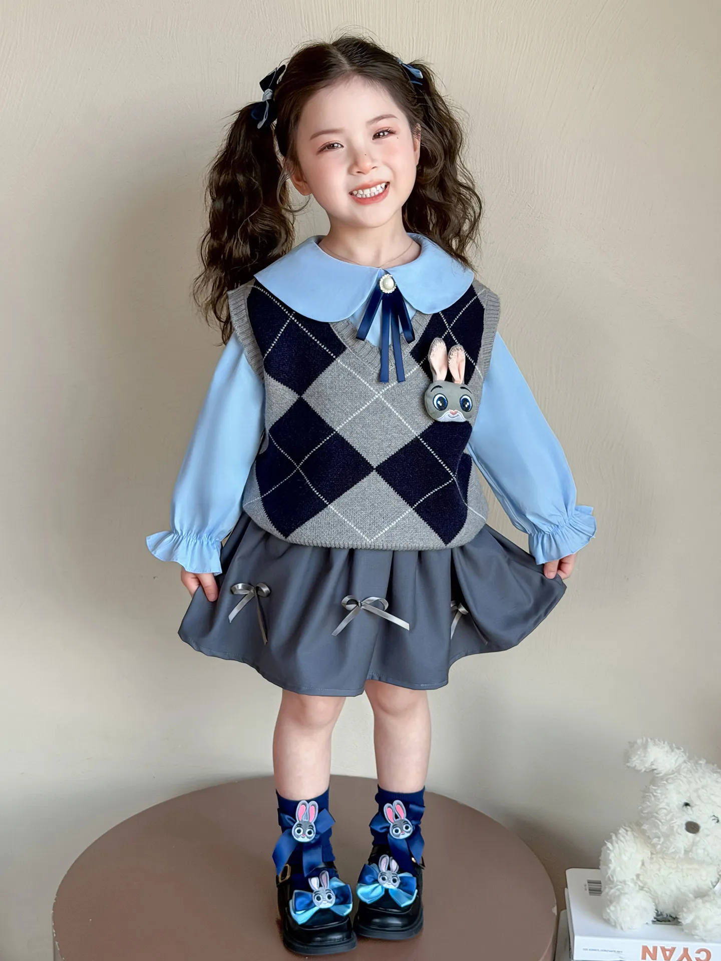 Комплект для девочек в стиле колледж: рубашка с пышными рукавами, вязаный жилет контрастного цвета, юбка-пачка с бантом, 3 предмета
Комплект для девочек в стиле колледж: рубашка с пышными рукавами, вязаный жилет контрастного цвета, юбка-пачка с бантом, 3 предмета