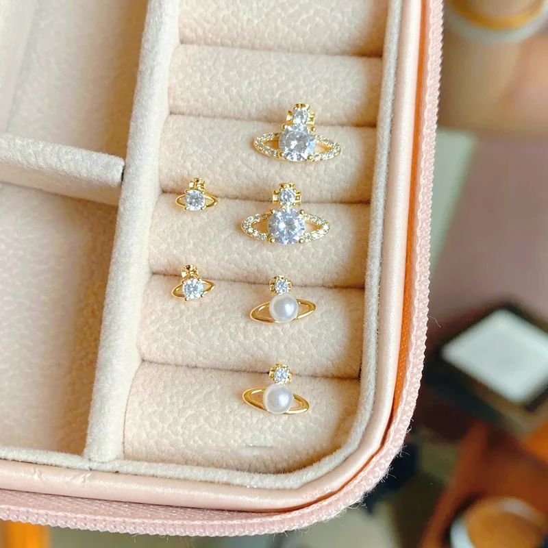 Новый набор из 6 предметов: французские креативные серьги-гвоздики с цирконом в стиле ретро, модные, индивидуальные и изысканные для молодых девушек.
Новый набор из 6 предметов: французские креативные серьги-гвоздики с цирконом в стиле ретро, модные, индивидуальные и изысканные для молодых девушек.