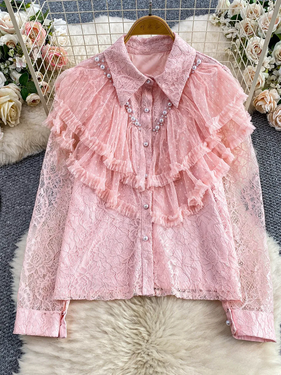 Retro Lace Collar Blouse Women's Faionable Splicing Gauze Hem Top Luxury Bead Patchwork Autumn Season Youthful Effect
Retro Lace Collar Blouse Women's Faionable Splicing Gauze Hem Top Luxury Bead Patchwork Autumn Season Youthful Effect