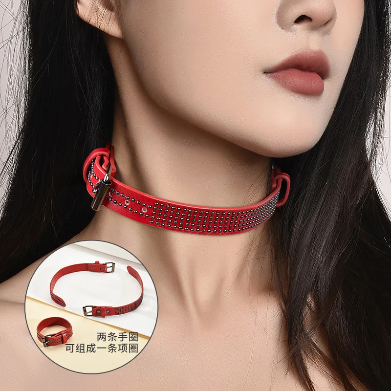 A niche design of a red leather necklace with heavy metal rivets and a detachable leather bracelet
A niche design of a red leather necklace with heavy metal rivets and a detachable leather bracelet