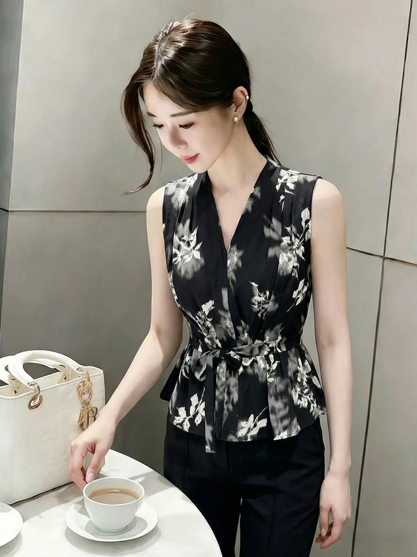 Fashionable V-Neck Sleeveless Women's Top with Belt Waist-Cinching Design Korean Style Commute Silk Material Summer 2026
Fashionable V-Neck Sleeveless Women's Top with Belt Waist-Cinching Design Korean Style Commute Silk Material Summer 2026