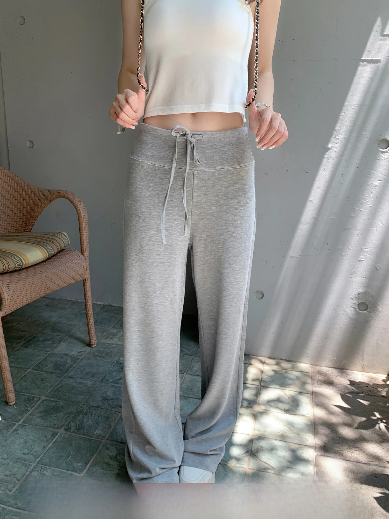 Свободные повседневные брюки с эластичной резинкой на талии, женские летние утягивающие повседневные брюки небольшого размера с облачным днем, удобные прямые брюки
Свободные повседневные брюки с эластичной резинкой на талии, женские летние утягивающие повседневные брюки небольшого размера с облачным днем, удобные прямые брюки