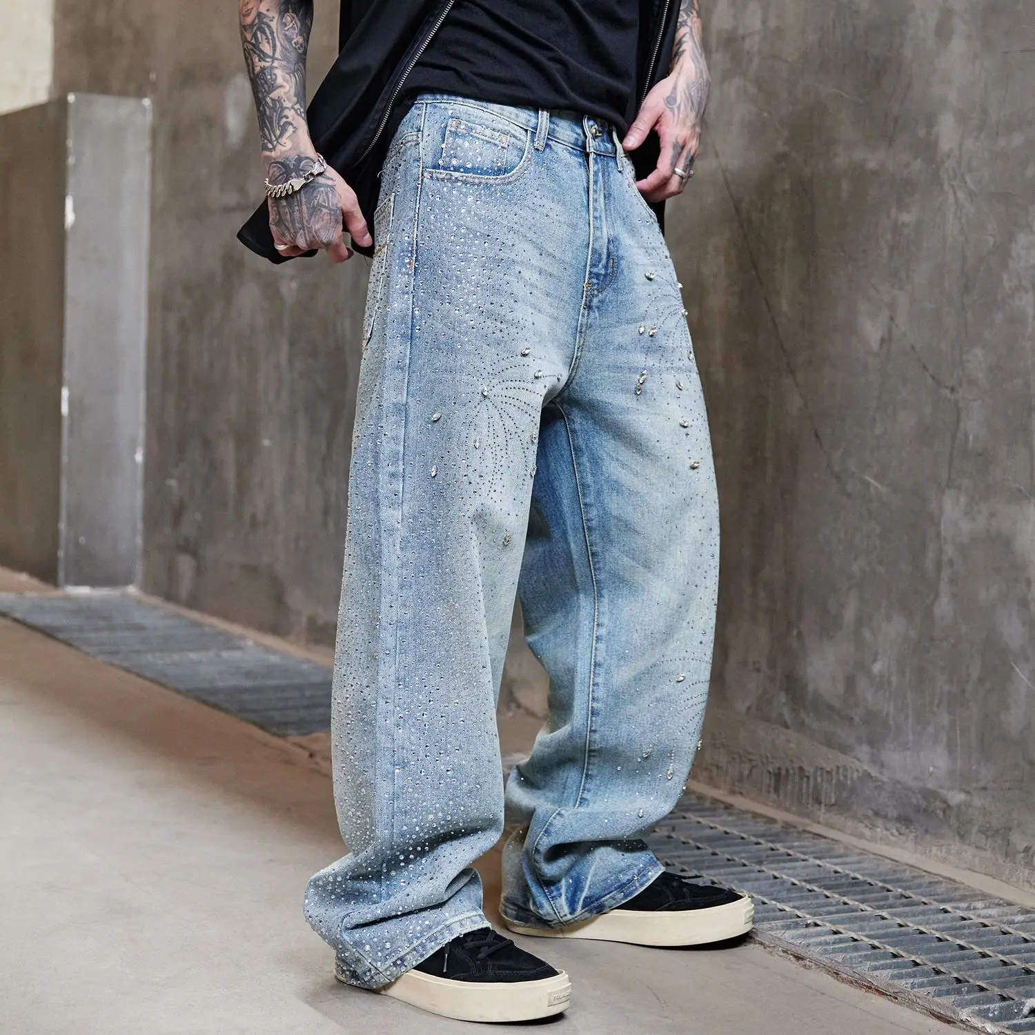 Top Quality Vintage Blue Fashion Jeans Men Straight Leg Wide Leg rhinestone Cool Pants For Male
Top Quality Vintage Blue Fashion Jeans Men Straight Leg Wide Leg rhinestone Cool Pants For Male