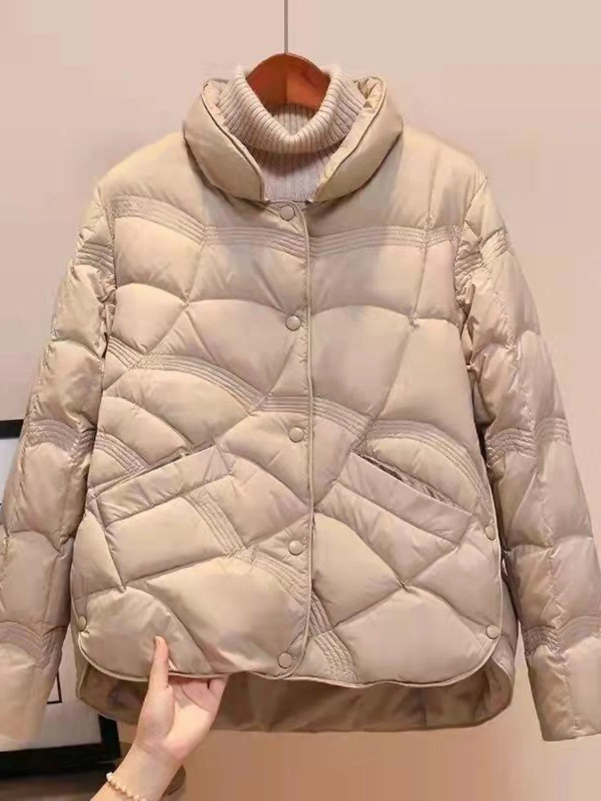 Легкая модная женская куртка Slim Fit с хлопковым наполнителем для холодной погоды
Легкая модная женская куртка Slim Fit с хлопковым наполнителем для холодной погоды