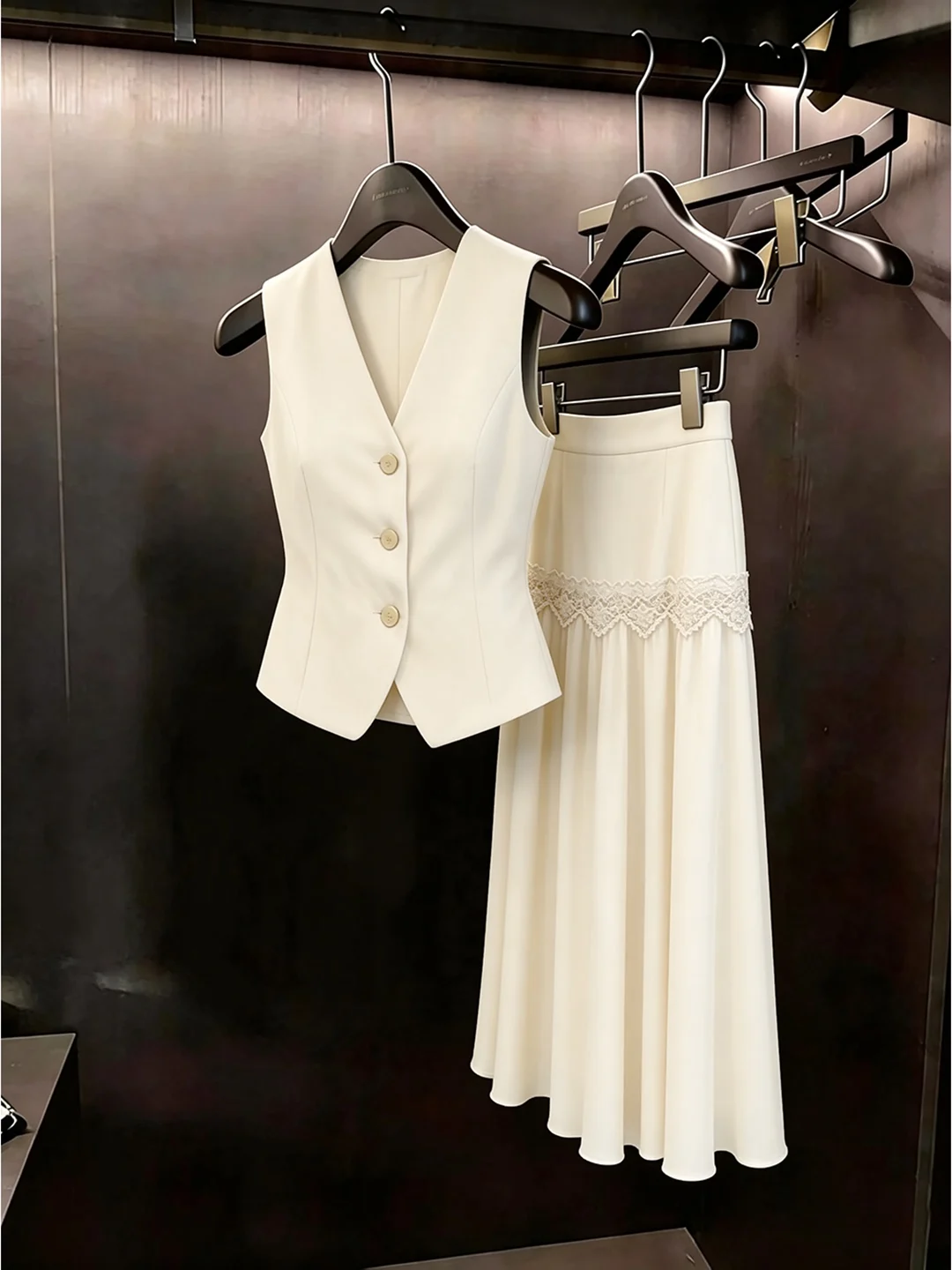 Elegant Minimalist Luxury Women's Summer Casual Outfit High Waist Skirt Vest Set Short Sleeve Cotton Blend Comfortable Fashion
Elegant Minimalist Luxury Women's Summer Casual Outfit High Waist Skirt Vest Set Short Sleeve Cotton Blend Comfortable Fashion