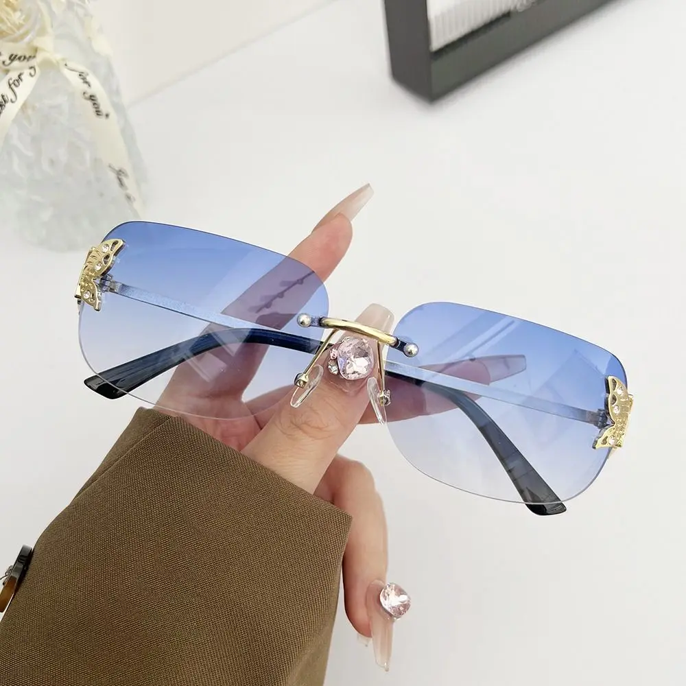 Trendy Rimless Butterfly Sunglasses Retro UV400 Protection Rectangle Sun Glasses Rhinestone Travel Beach Eyewear for Women & Men
Trendy Rimless Butterfly Sunglasses Retro UV400 Protection Rectangle Sun Glasses Rhinestone Travel Beach Eyewear for Women & Men
