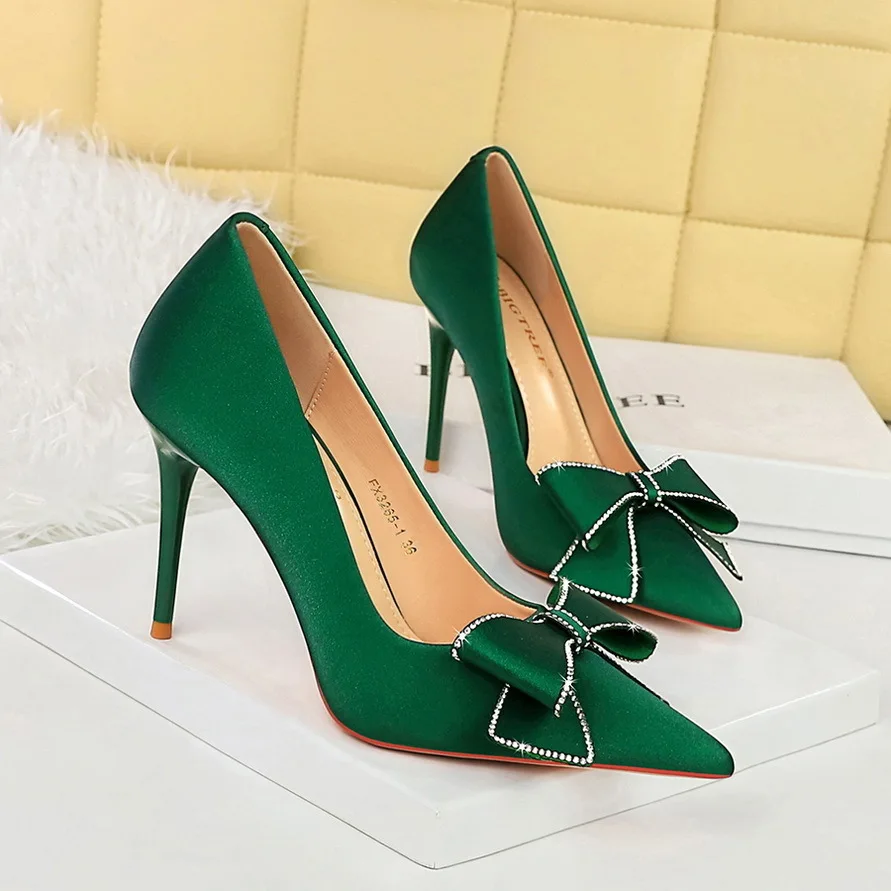 Banquet Fashion Edition Slim Women's Shallow Mouth Pointed Water Diamond Bow Single Wedding Shoes High Heels Women Pumps
Banquet Fashion Edition Slim Women's Shallow Mouth Pointed Water Diamond Bow Single Wedding Shoes High Heels Women Pumps
