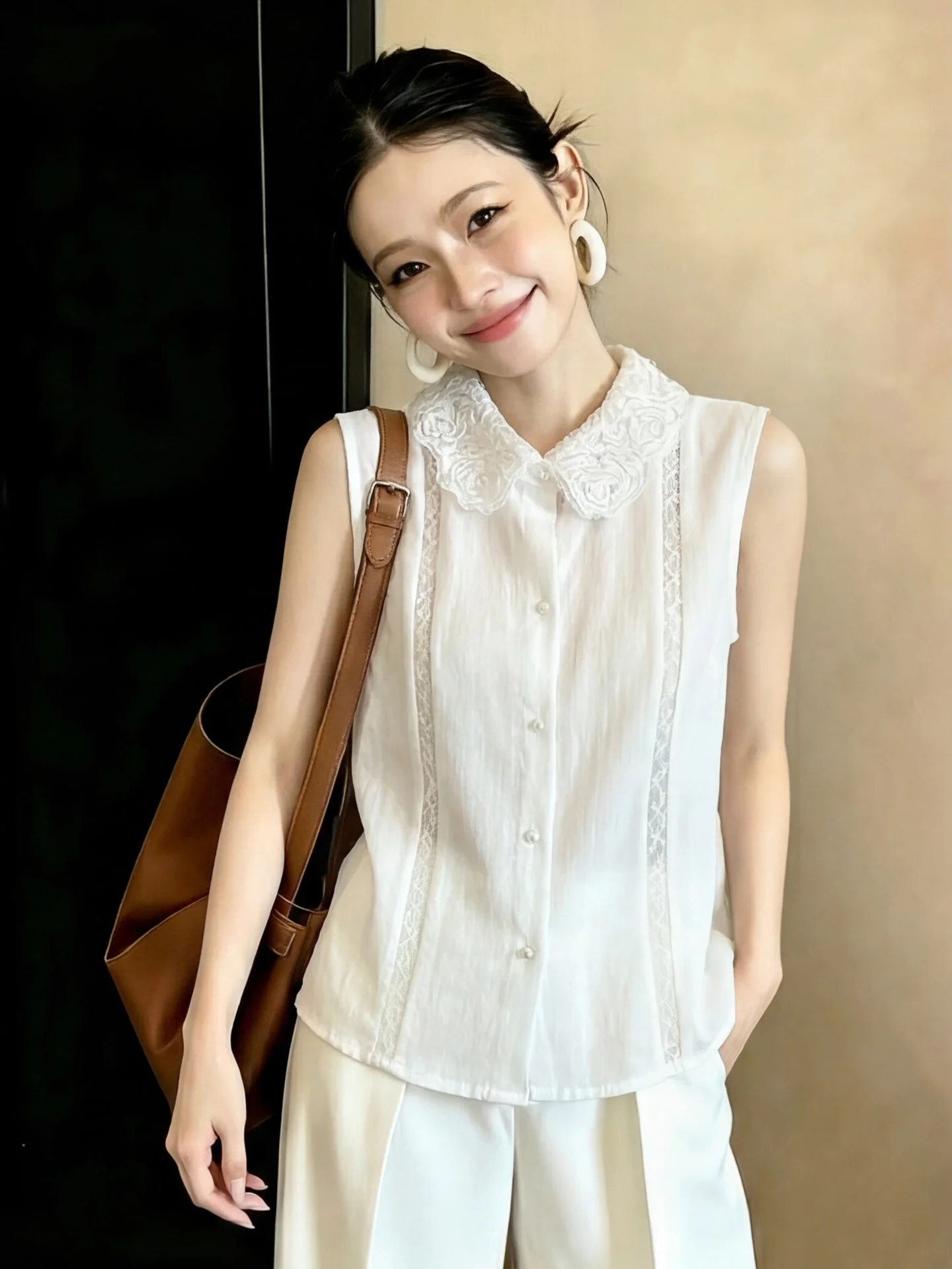 Elegant Unique White 3D Floral Neck Sleeveless Shirt for Women Summer New Style Beautiful Splicing Single Button Top
Elegant Unique White 3D Floral Neck Sleeveless Shirt for Women Summer New Style Beautiful Splicing Single Button Top