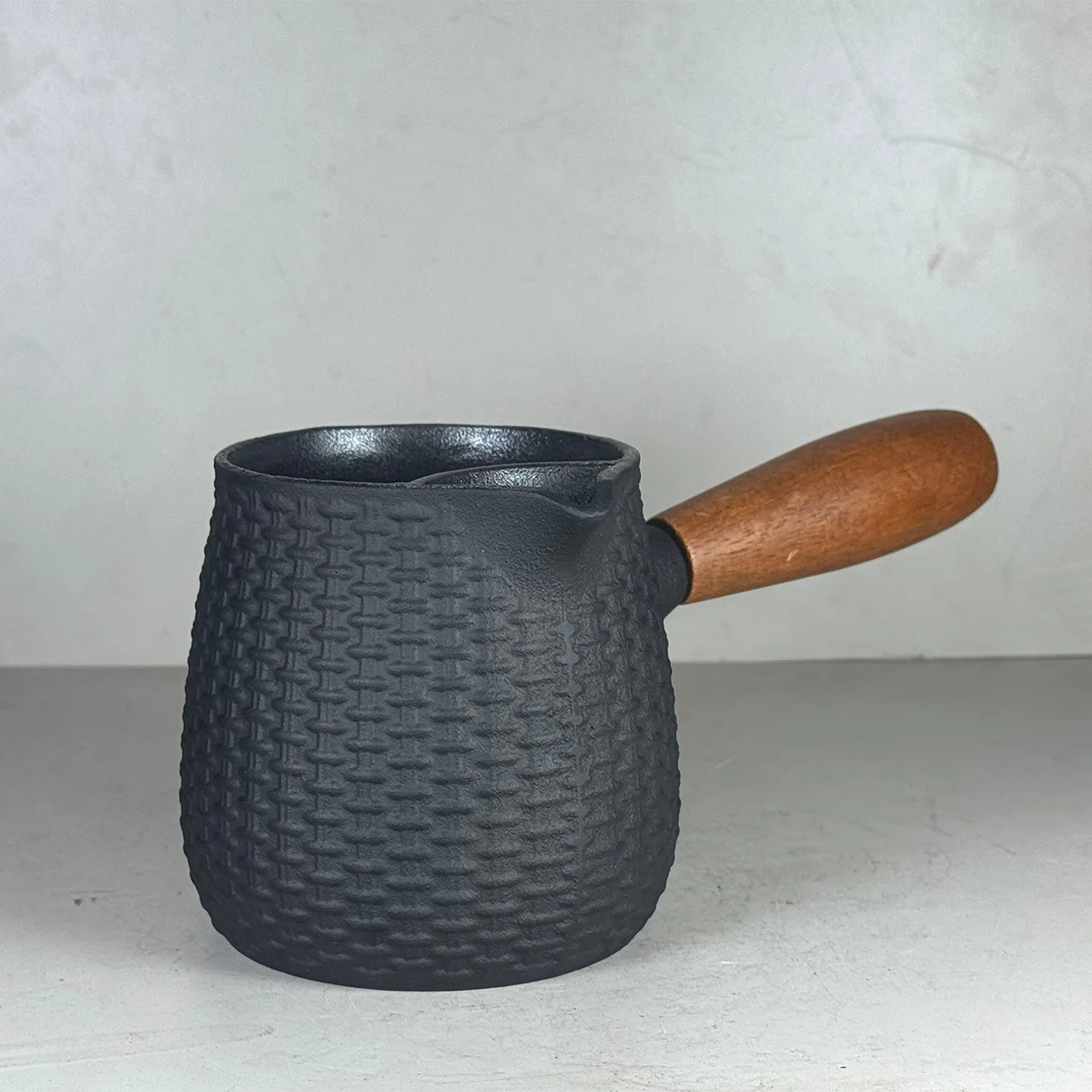 550ml Japanese Cast Iron Teapot with Side Handle Household Simple Kung Fu Teapot Anti-scalding Wooden Handle
550ml Japanese Cast Iron Teapot with Side Handle Household Simple Kung Fu Teapot Anti-scalding Wooden Handle