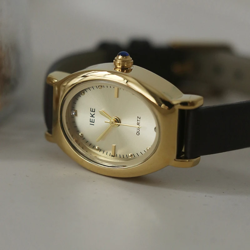 Новые женские часы, студенческий стиль, кожаный ремешок, винтажный и художественный дизайн, оригинальные классические наручные часы, высококачественные часы.
Новые женские часы, студенческий стиль, кожаный ремешок, винтажный и художественный дизайн, оригинальные классические наручные часы, высококачественные часы.