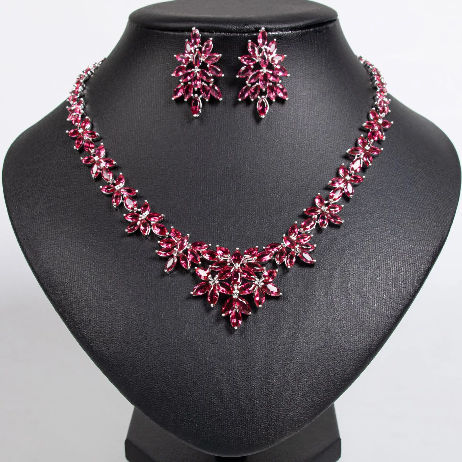European and American cross-border zircon necklace earrings set, summer women's high-end sense niche simple luxury zircon neckla
European and American cross-border zircon necklace earrings set, summer women's high-end sense niche simple luxury zircon neckla