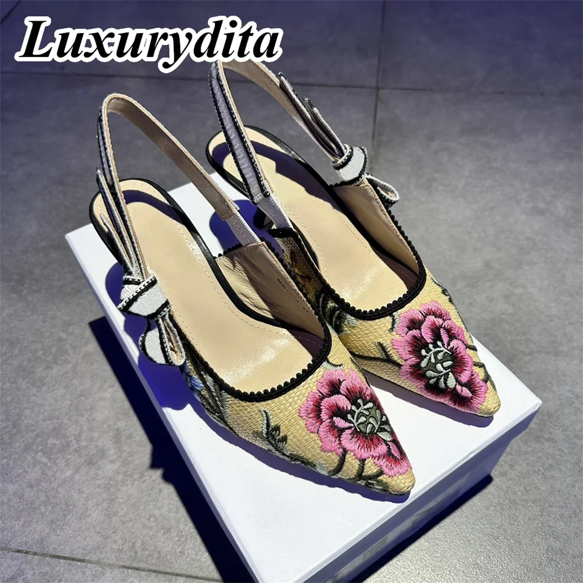 Top Quality Luxury Womens Sandal Casual Lace Flat Fashion Embroidered Muller Shoes Designer Silk Leather Soled High Heel
Top Quality Luxury Womens Sandal Casual Lace Flat Fashion Embroidered Muller Shoes Designer Silk Leather Soled High Heel
