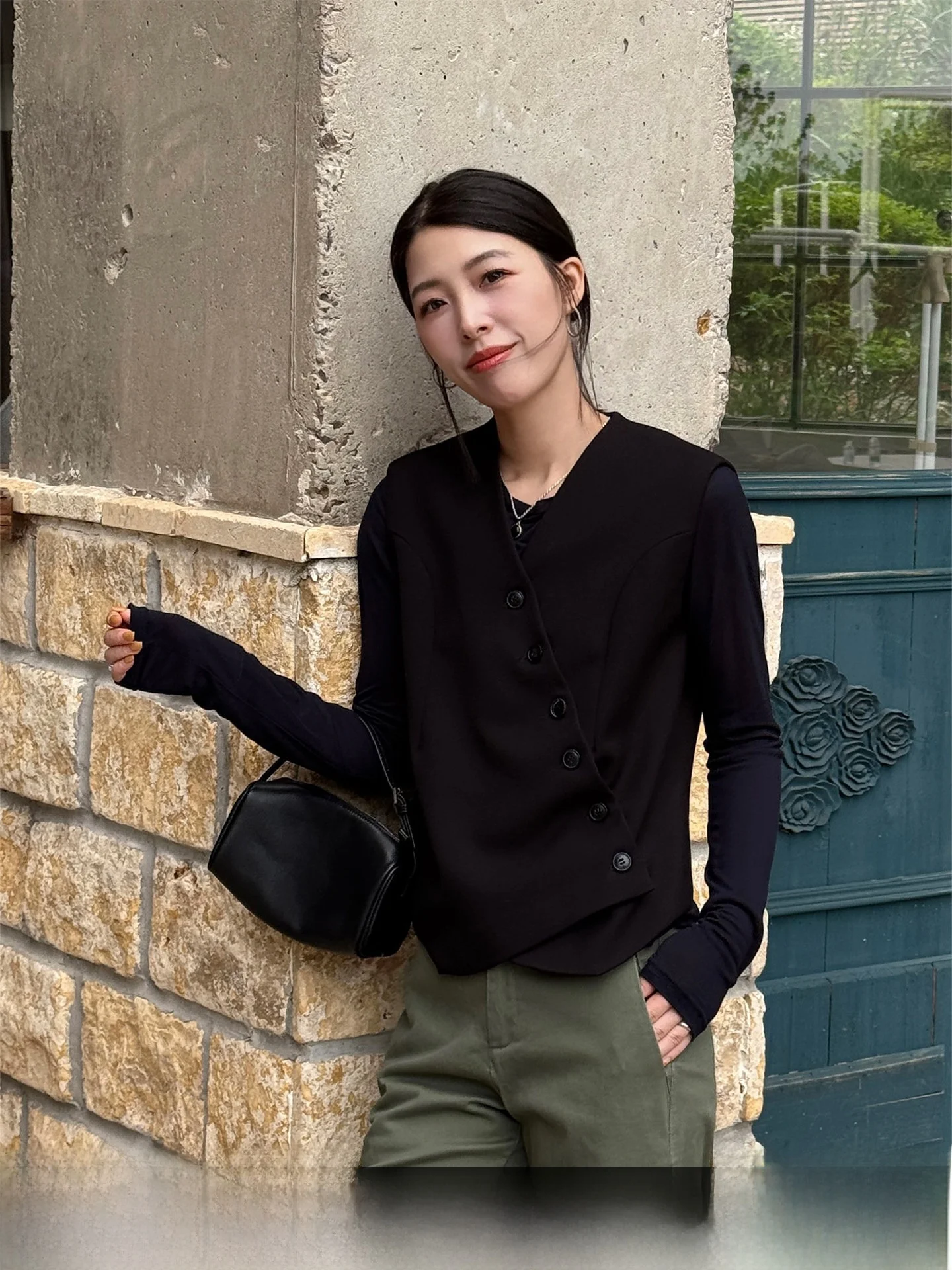 Black Sleeveless Suit Vest Women's Style 2026 New Summer Side Button Outerwear Tank Top Commute Style Regular Length V-Neck
Black Sleeveless Suit Vest Women's Style 2026 New Summer Side Button Outerwear Tank Top Commute Style Regular Length V-Neck