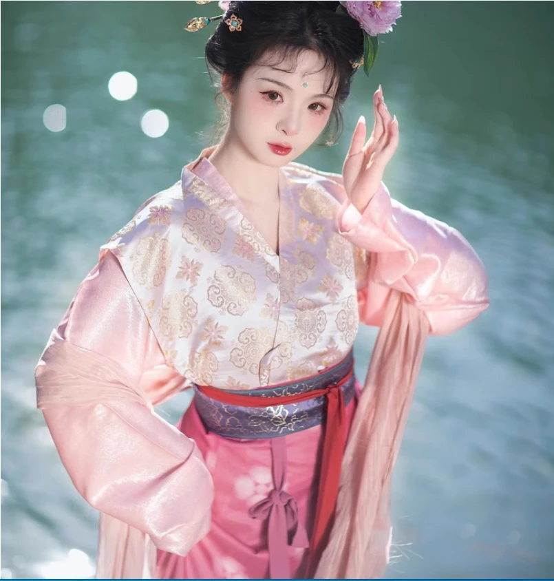 Chinese women peach Yao early Tang Dynasty back eight broken waist skirt Tang made Hanfu suit dress
Chinese women peach Yao early Tang Dynasty back eight broken waist skirt Tang made Hanfu suit dress