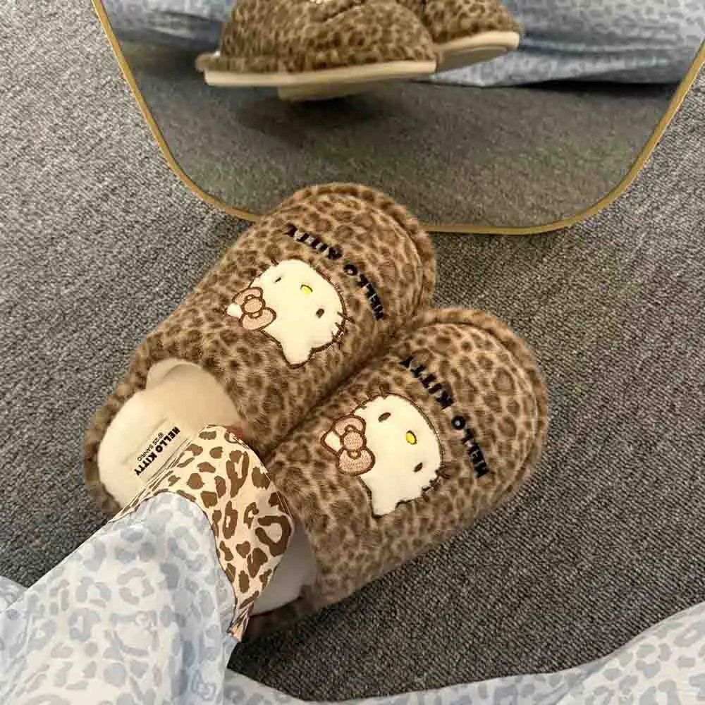 2025 New Sanrio Hello Kitty Water Diamond Platform Fashion Women's Cute Blue Bow Anti Slip Summer Beach Slippers
2025 New Sanrio Hello Kitty Water Diamond Platform Fashion Women's Cute Blue Bow Anti Slip Summer Beach Slippers