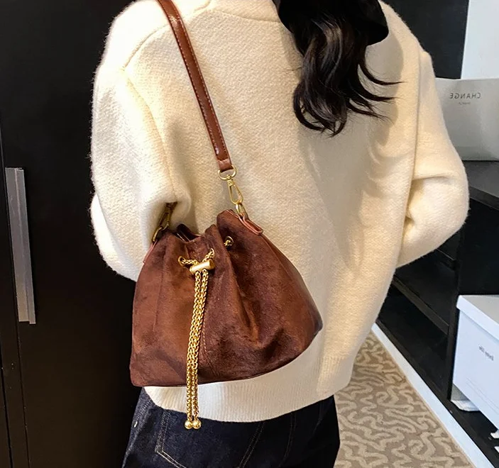 2025 Hot Sale Sewing Sweet Bags for Women Thread String Women's Handbags Soft Solid Faux Suede Simple Commuting Crossbody Bags
2025 Hot Sale Sewing Sweet Bags for Women Thread String Women's Handbags Soft Solid Faux Suede Simple Commuting Crossbody Bags