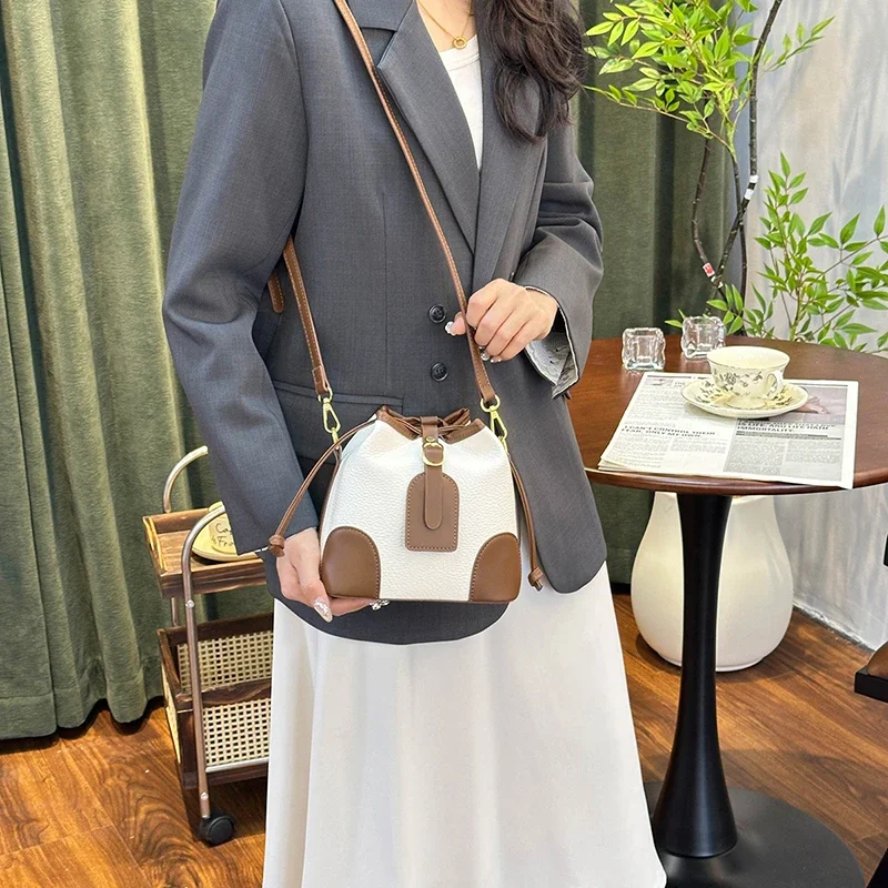 Элегантная женская кожаная роскошная классическая модельерская большая сумка через плечо для повседневного модного образа
Элегантная женская кожаная роскошная классическая модельерская большая сумка через плечо для повседневного модного образа