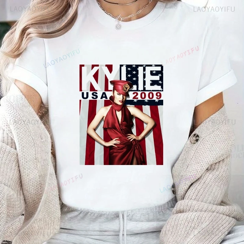 Знаменитая женская модная футболка Singer Kylie Minogue с классическим принтом плаката, повседневная уличная одежда, женская футболка
Знаменитая женская модная футболка Singer Kylie Minogue с классическим принтом плаката, повседневная уличная одежда, женская футболка