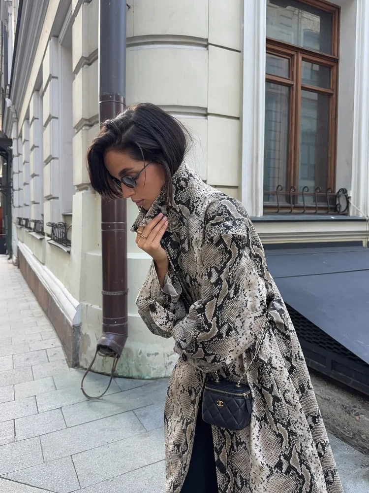 Lapel Snake Printed Leather Coats Of Women Chic Long Sleeve Single Breasted Long Overcoat Fashion 2025 New Lady Street Outerwear
Lapel Snake Printed Leather Coats Of Women Chic Long Sleeve Single Breasted Long Overcoat Fashion 2025 New Lady Street Outerwear