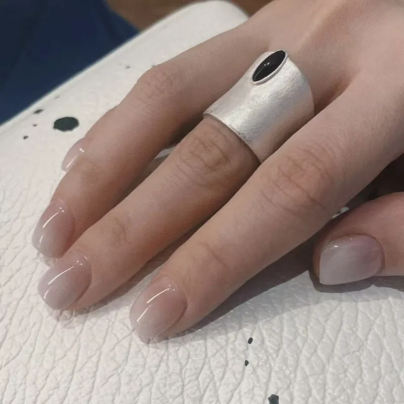 Dong Jie имеет отверстие для кольца с тем же трещинами, нишевый дизайн, высококачественное текстурное кольцо ручной работы, простой индивидуальность и элегантность
Dong Jie имеет отверстие для кольца с тем же трещинами, нишевый дизайн, высококачественное текстурное кольцо ручной работы, простой индивидуальность и элегантность