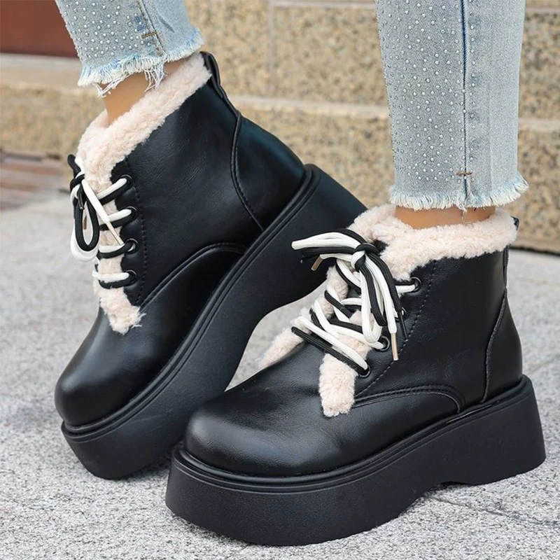 Черные ботинки из искусственной кожи в британском стиле. Женские ботильоны на массивной платформе с флисовой подкладкой. Женские хлопковые туфли на толстом высоком каблуке со шнуровкой.
Черные ботинки из искусственной кожи в британском стиле. Женские ботильоны на массивной платформе с флисовой подкладкой. Женские хлопковые туфли на толстом высоком каблуке со шнуровкой.