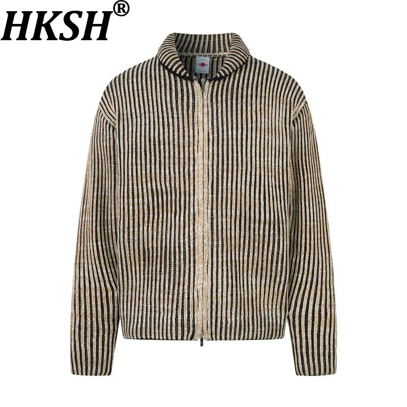 HKSH осень зима новый мужской прилив ниша молния полосатый контрастный цвет дизайн свитер кардиган вязаный модный повседневный панк пальто HK14000
HKSH осень зима новый мужской прилив ниша молния полосатый контрастный цвет дизайн свитер кардиган вязаный модный повседневный панк пальто HK14000
