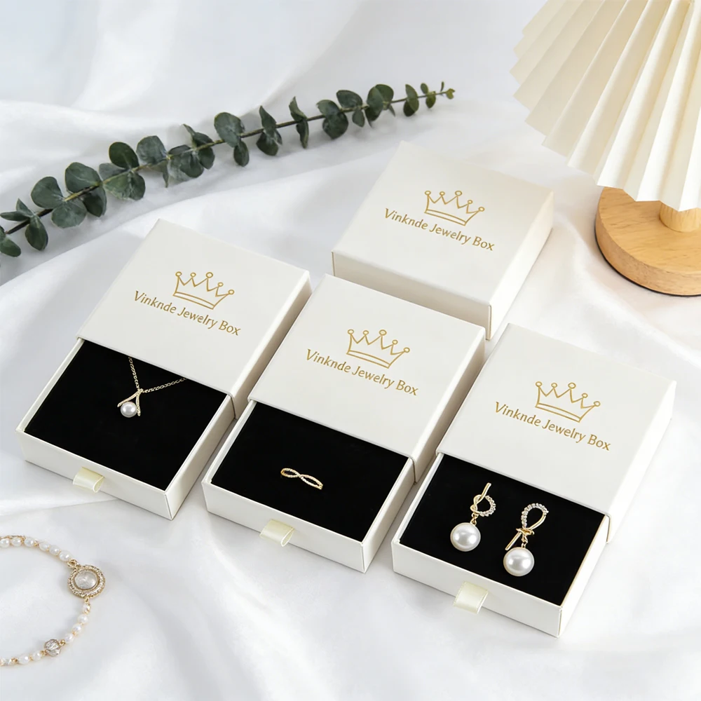 100Pcs Customized Logo 8x8x2.5cm Beige Paper Drawer Boxes Jewelry Packaging Gift Box Necklace Earrings Bracelet Ring Organizer
100Pcs Customized Logo 8x8x2.5cm Beige Paper Drawer Boxes Jewelry Packaging Gift Box Necklace Earrings Bracelet Ring Organizer