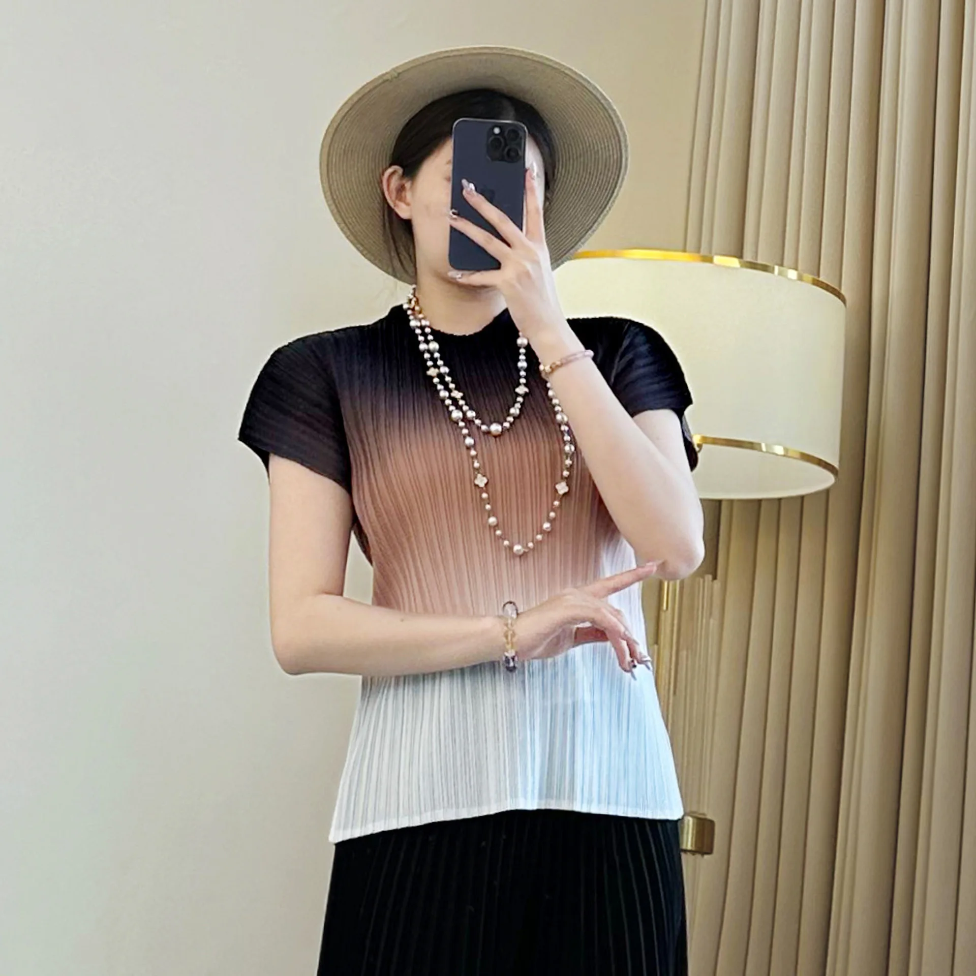 Miyake градиентная высокоэластичная тонкая женская футболка с короткими рукавами, новинка 2023 года, летний модный пуловер с воротником-стойкой, футболка
Miyake градиентная высокоэластичная тонкая женская футболка с короткими рукавами, новинка 2023 года, летний модный пуловер с воротником-стойкой, футболка