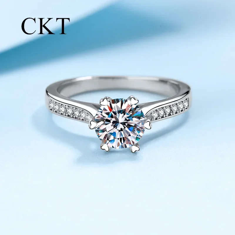 18K White Gold Luxury Diamond Rings for Women Platinum Pt950 1 Carat Moissanite Sparkling Ring Wedding Fine Jewelry Fashion Gift
18K White Gold Luxury Diamond Rings for Women Platinum Pt950 1 Carat Moissanite Sparkling Ring Wedding Fine Jewelry Fashion Gift