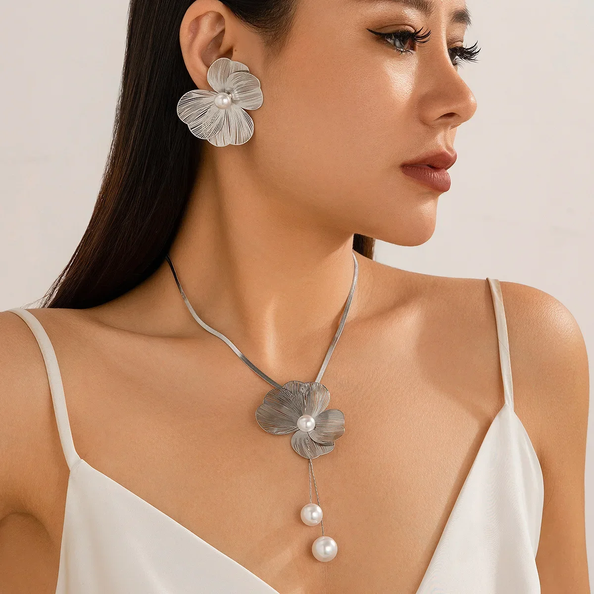 Retro Large Flower Imitation Pearl Pendant With Collarbone Necklace Women 2024 Simple Metal Snake Chain Girls Fashion Jewelry
Retro Large Flower Imitation Pearl Pendant With Collarbone Necklace Women 2024 Simple Metal Snake Chain Girls Fashion Jewelry