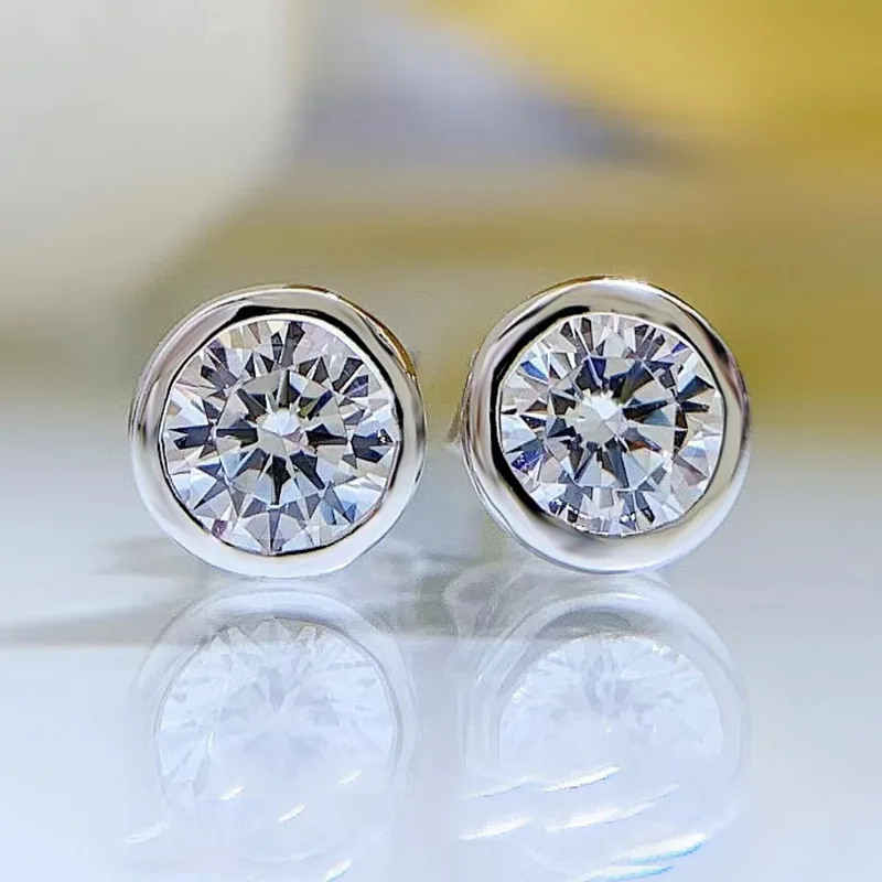 2024 new European and American style Mozambique diamond earrings women's bag with silver edge high carbon diamond S925 silver
2024 new European and American style Mozambique diamond earrings women's bag with silver edge high carbon diamond S925 silver