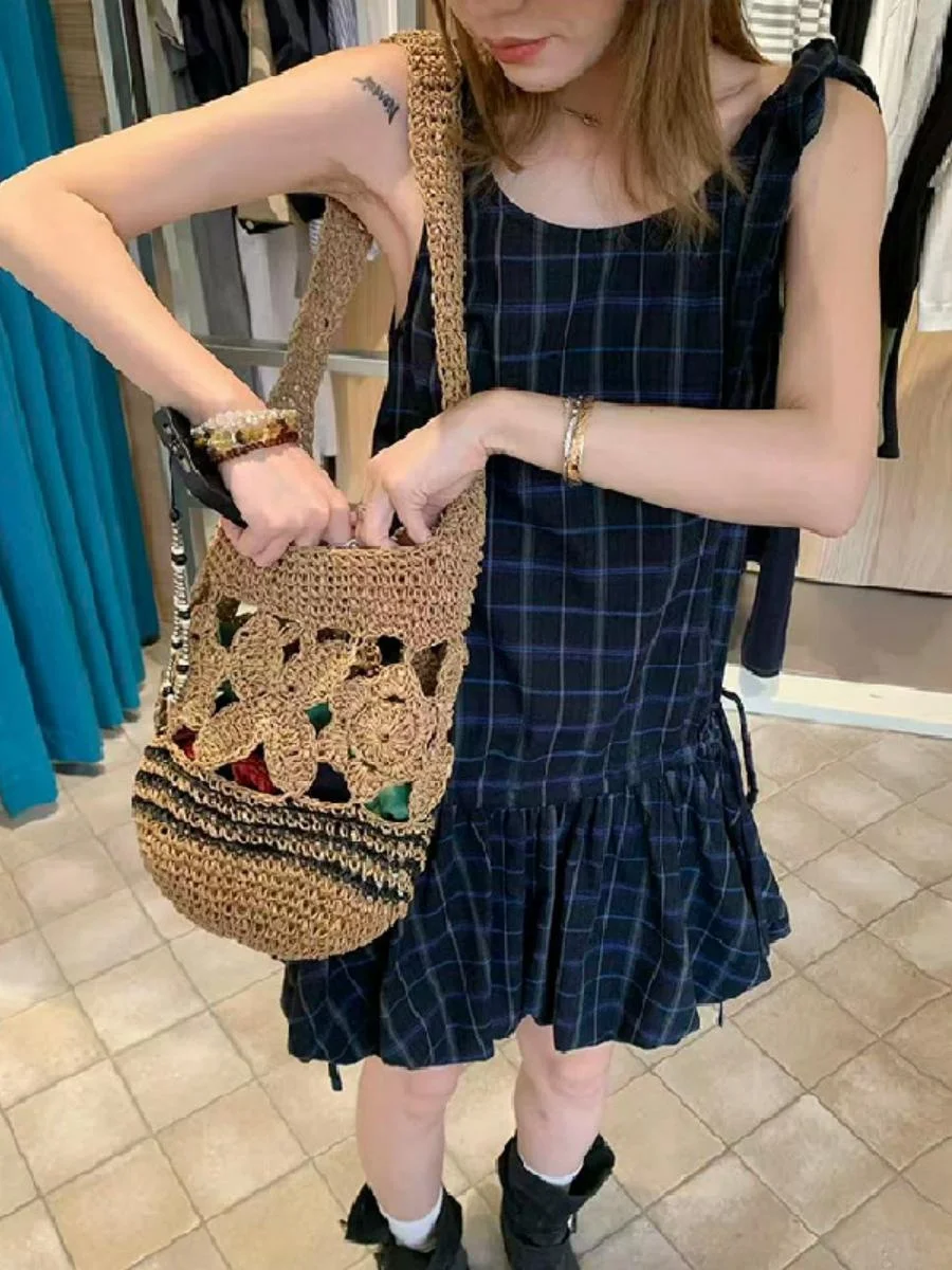 Loose Plaid Ribbon Flower Bud Vest Skirt Women's Retro College Style Wide Waist Doll Skirt Spring City Walk Dress
Loose Plaid Ribbon Flower Bud Vest Skirt Women's Retro College Style Wide Waist Doll Skirt Spring City Walk Dress