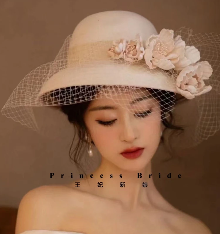 French Style White Satin Fedoras Women Elegant Face Veil Flower Large Wedding Hat Headwear Bride Photo Shoot Party Fascinators
French Style White Satin Fedoras Women Elegant Face Veil Flower Large Wedding Hat Headwear Bride Photo Shoot Party Fascinators