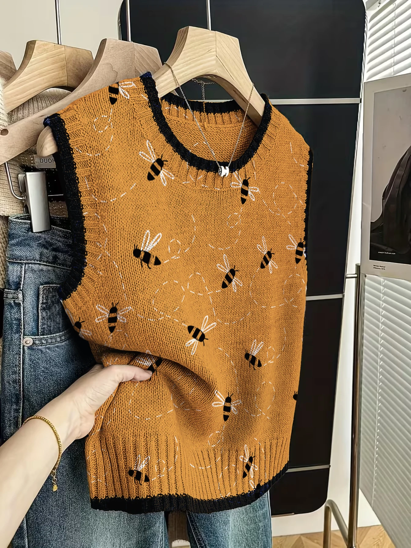 Vintage Bee Print Knitted Vest Women's Slim Fit Sleeveless Sweater Summer Outdoor Casual Cover-Up European and American Mori Girl Style Niche Design Trendy Top
Vintage Bee Print Knitted Vest Women's Slim Fit Sleeveless Sweater Summer Outdoor Casual Cover-Up European and American Mori Girl Style Niche Design Trendy Top