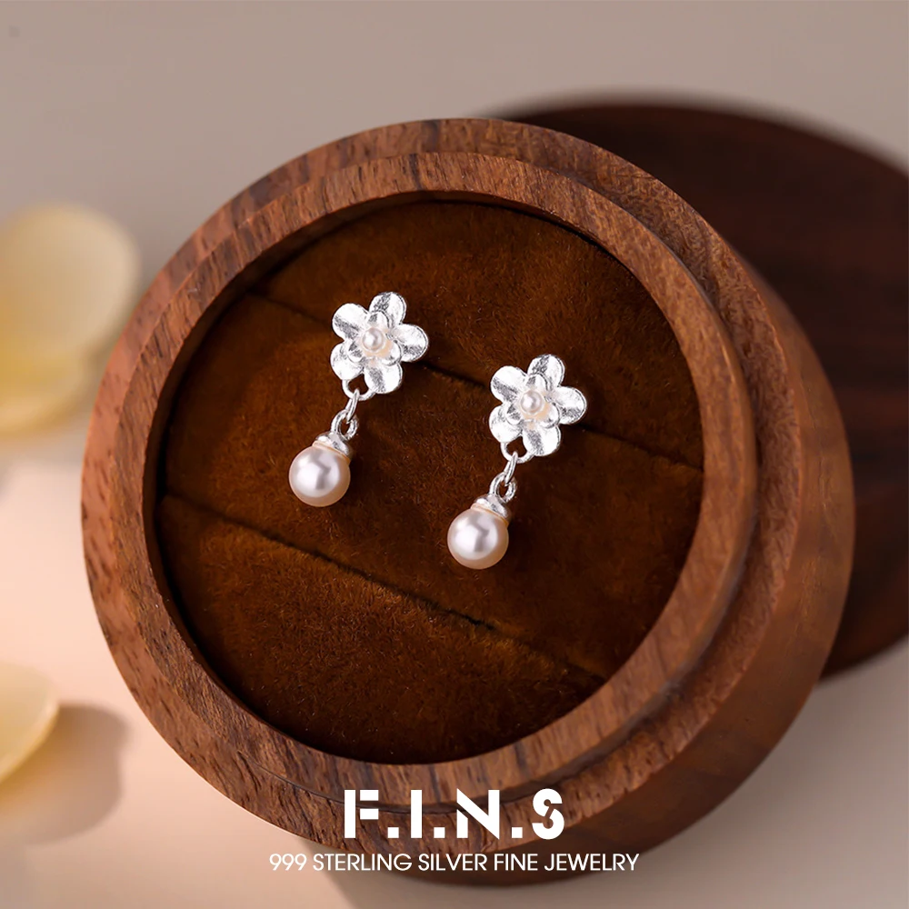 Серьги-гвоздики F.I.N.S S999 из стерлингового серебра с матовым покрытием и маленькими цветами и жемчугом для женщин, модные, элегантные, изящные, гипоаллергенные украшения с цветочным узором
Серьги-гвоздики F.I.N.S S999 из стерлингового серебра с матовым покрытием и маленькими цветами и жемчугом для женщин, модные, элегантные, изящные, гипоаллергенные украшения с цветочным узором