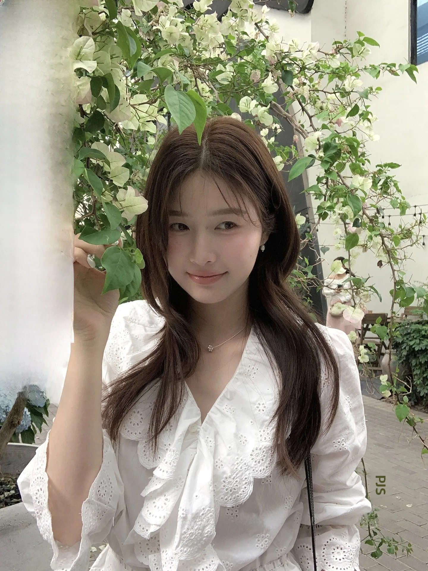 White Long Sleeve Women's Shirt Korean Style Gentle Hollow out Lace Waist Cinched Unique Style Cotton Bubble Sleeve V Neck
White Long Sleeve Women's Shirt Korean Style Gentle Hollow out Lace Waist Cinched Unique Style Cotton Bubble Sleeve V Neck
