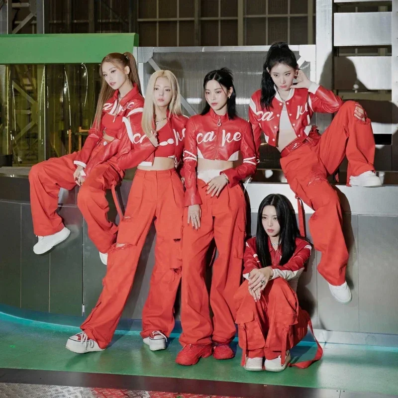 Костюм для джазовых танцев Kpop Girl Group, соблазнительные красные куртки на молнии, прямые широкие брюки, одежда для выступлений, Корейская сценическая одежда
Костюм для джазовых танцев Kpop Girl Group, соблазнительные красные куртки на молнии, прямые широкие брюки, одежда для выступлений, Корейская сценическая одежда