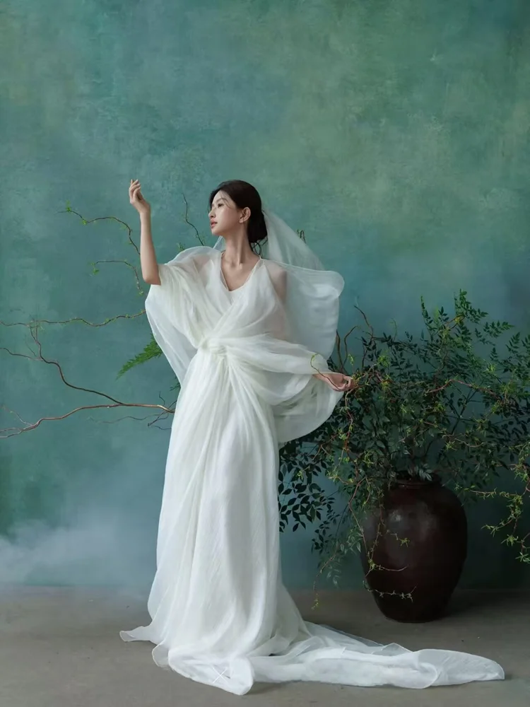 2026 New Chinese Style Zen Atmosphere Cold Tone Retro Oil Painting Girl Portrait Photography Art Clothing Studio Photography
2026 New Chinese Style Zen Atmosphere Cold Tone Retro Oil Painting Girl Portrait Photography Art Clothing Studio Photography