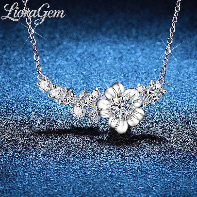 LioraGem Simple Smiling Flower Moissanite Pendant for Women, Rotating Flower Moissanite Necklace Platinum PT950 Stamp
LioraGem Simple Smiling Flower Moissanite Pendant for Women, Rotating Flower Moissanite Necklace Platinum PT950 Stamp