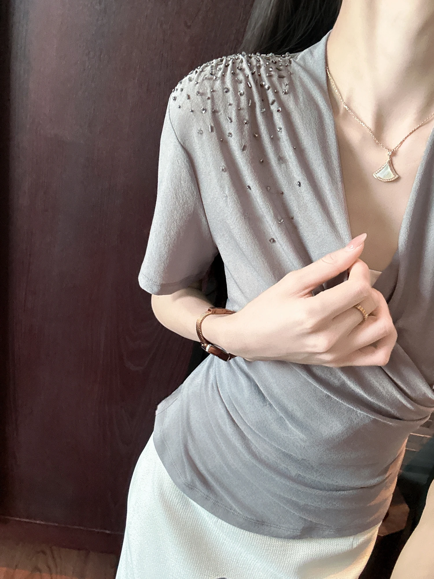 Elegant V-Neck Pleated Shirt with Diamond Embellishment for Women Grey Mist Luminous Self-Awareness Commute Style Short Sleeve
Elegant V-Neck Pleated Shirt with Diamond Embellishment for Women Grey Mist Luminous Self-Awareness Commute Style Short Sleeve