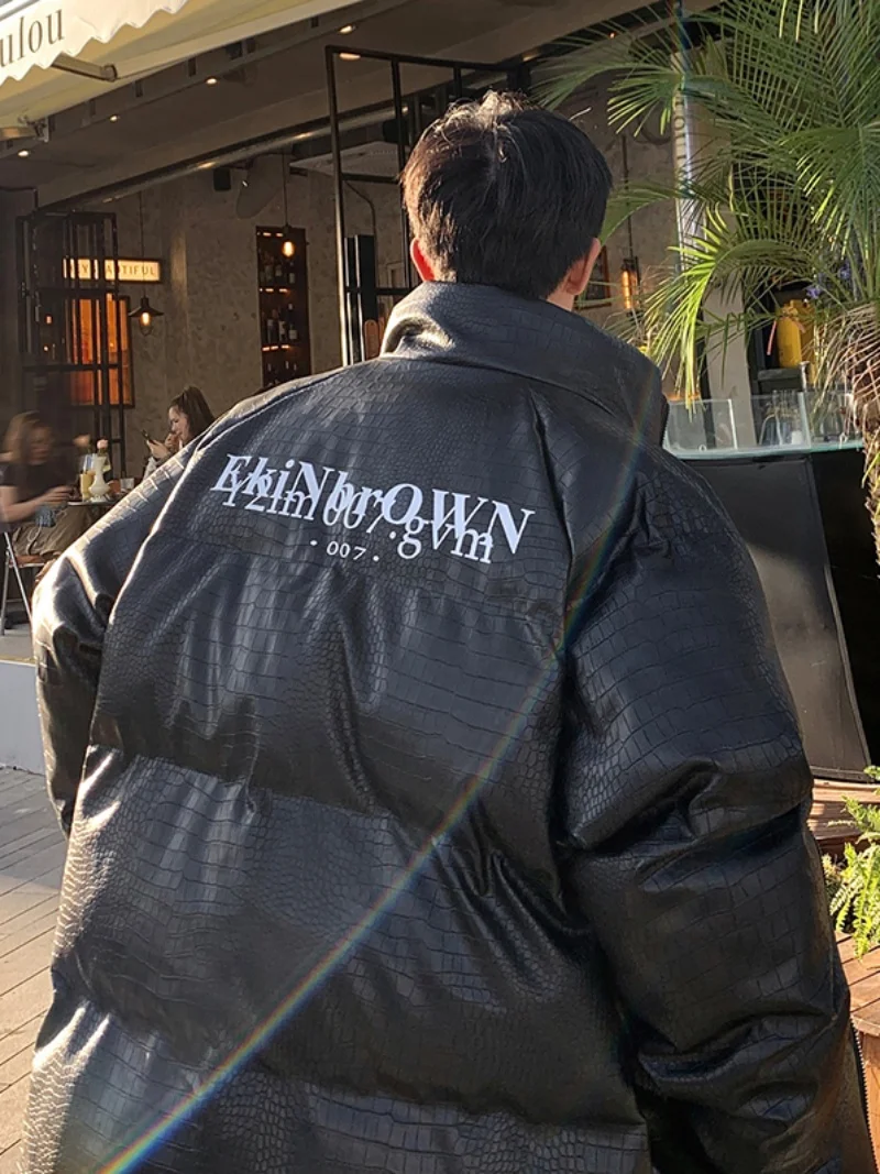 Мужская зимняя утепленная куртка из искусственной кожи и хлопка, свободного кроя, с воротником-стойкой, с принтом, повседневная, теплая, молодежная, модная, больших размеров
Мужская зимняя утепленная куртка из искусственной кожи и хлопка, свободного кроя, с воротником-стойкой, с принтом, повседневная, теплая, молодежная, модная, больших размеров