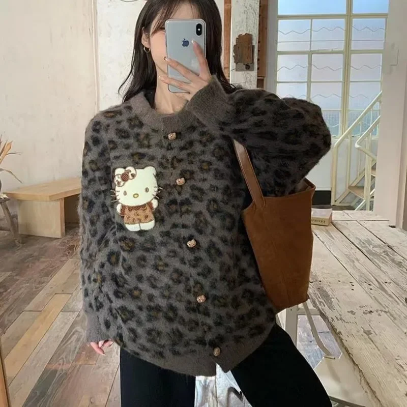 Ленивый стиль, повседневный толстый кардиган с вышивкой «Hello Kitty», женский осенний вязаный кардиган средней длины с леопардовым принтом, топы, свитер Y2k
Ленивый стиль, повседневный толстый кардиган с вышивкой «Hello Kitty», женский осенний вязаный кардиган средней длины с леопардовым принтом, топы, свитер Y2k
