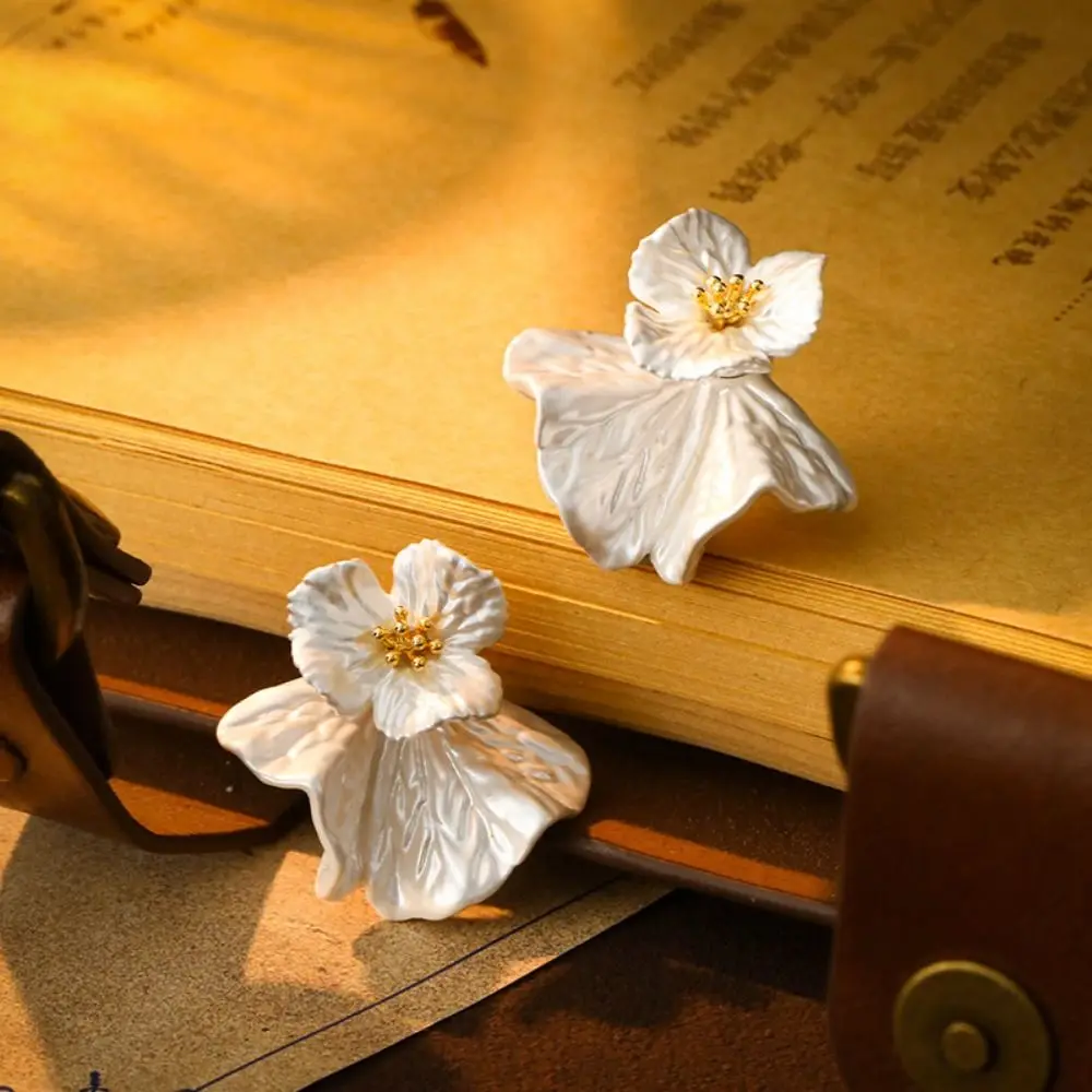 Hook Piercing Flower Stud Earrings Ear Decor Elegant Vintage Earrings Sweet Ear Jewelry Accessories Temperament Earrings
Hook Piercing Flower Stud Earrings Ear Decor Elegant Vintage Earrings Sweet Ear Jewelry Accessories Temperament Earrings