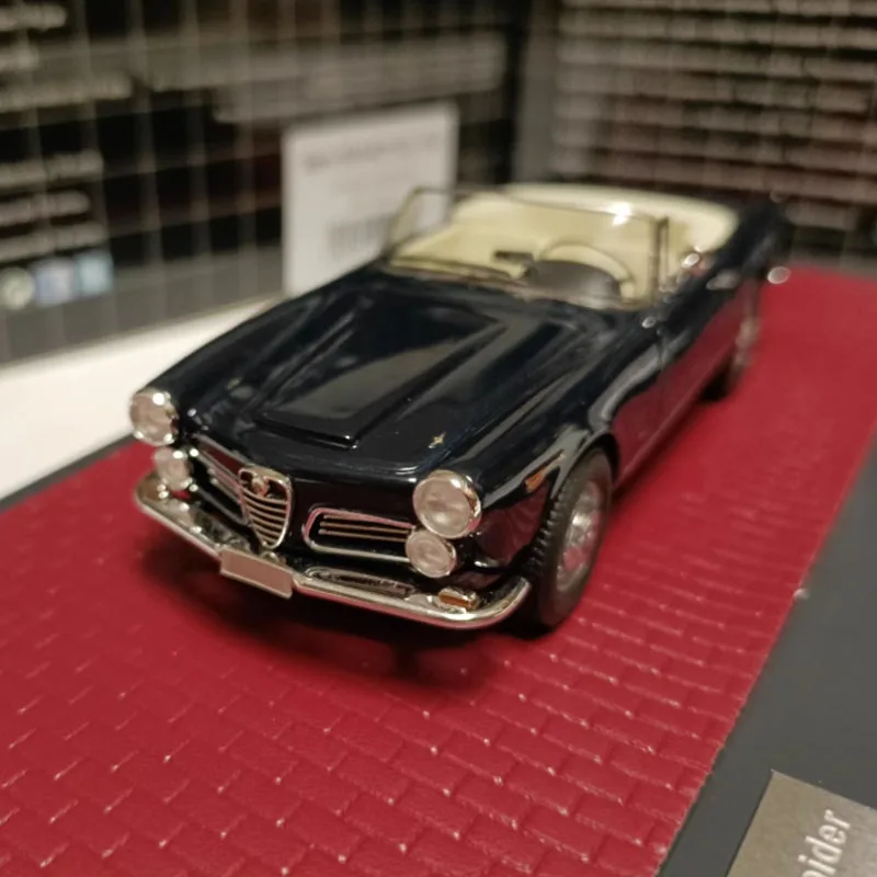 1:43 масштаб Alfa Romeo 2600 паук 1965 имитация игрушки из смолы трансформируемая модель статическое украшение подарок сувенирный орнамент 
1:43 масштаб Alfa Romeo 2600 паук 1965 имитация игрушки из смолы трансформируемая модель статическое украшение подарок сувенирный орнамент