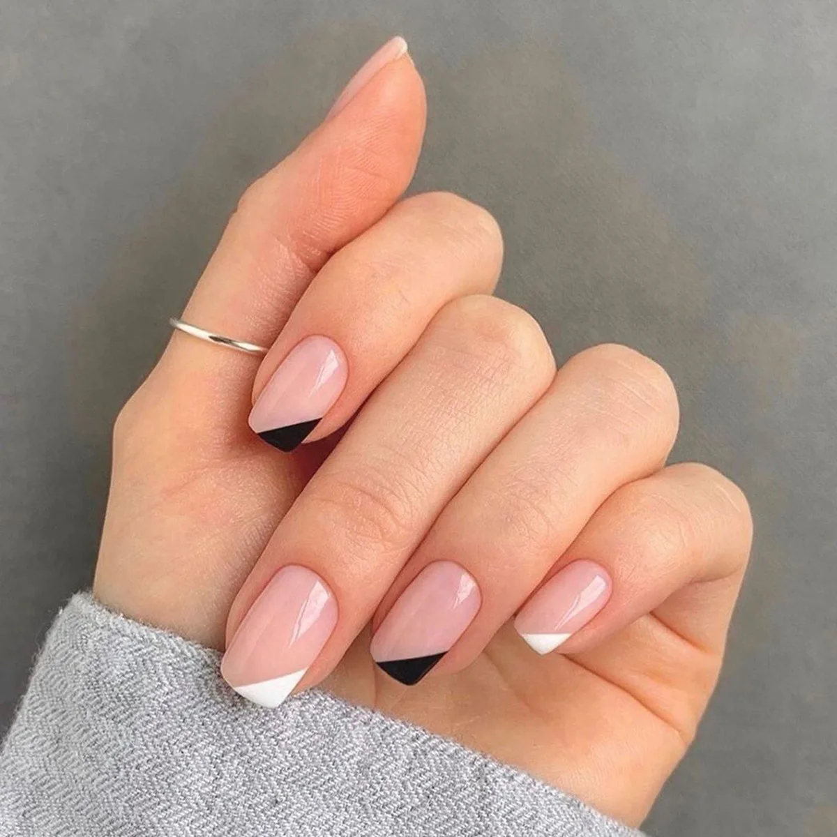 24pcs Short French False Nails Simple Black & White Design Fake Nails Full Cover Waterproof Removable Artificial Press on Nail
24pcs Short French False Nails Simple Black & White Design Fake Nails Full Cover Waterproof Removable Artificial Press on Nail