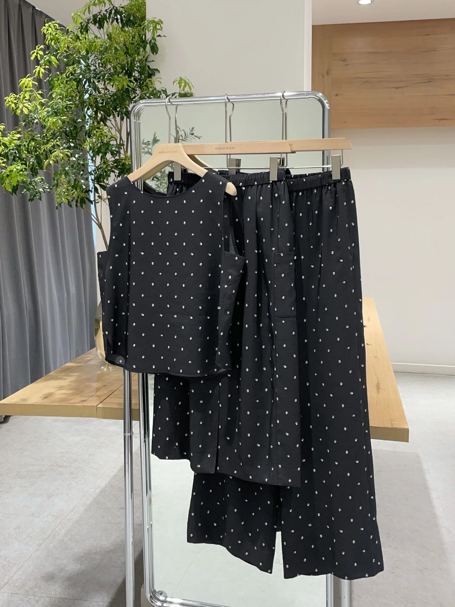 Nok Xiaola Authentic 2026 Summer Polka Dot Shirt Half Skirt Wide Leg Pants High End Brand V Home Casual Straight Tube Skirt
Nok Xiaola Authentic 2026 Summer Polka Dot Shirt Half Skirt Wide Leg Pants High End Brand V Home Casual Straight Tube Skirt