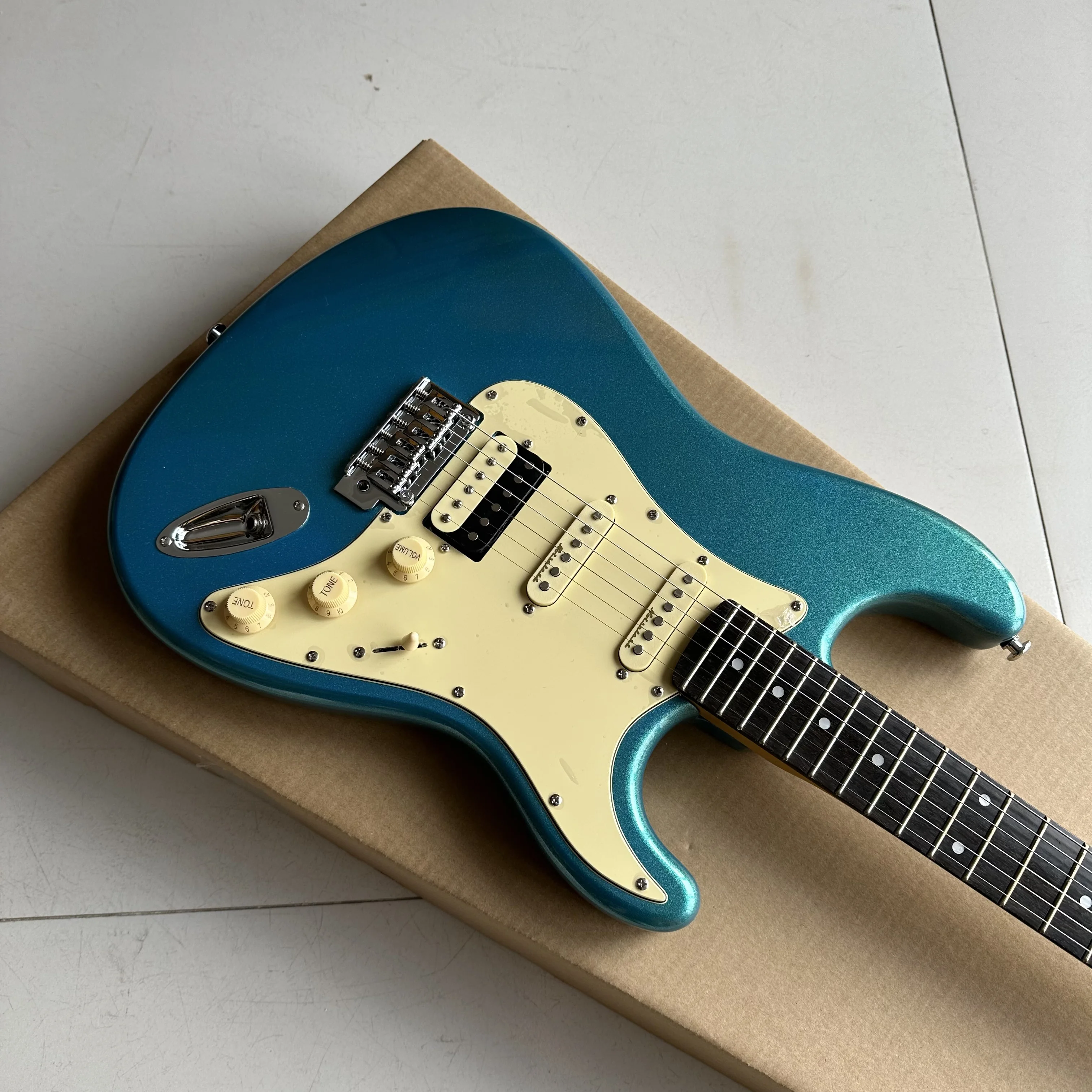 New Arrival!!!!! Dark Blue Ultra ST Electric Guitar, Solid Mahogany Body ,Roswood Fretboard, Yellow Pickguard
New Arrival!!!!! Dark Blue Ultra ST Electric Guitar, Solid Mahogany Body ,Roswood Fretboard, Yellow Pickguard