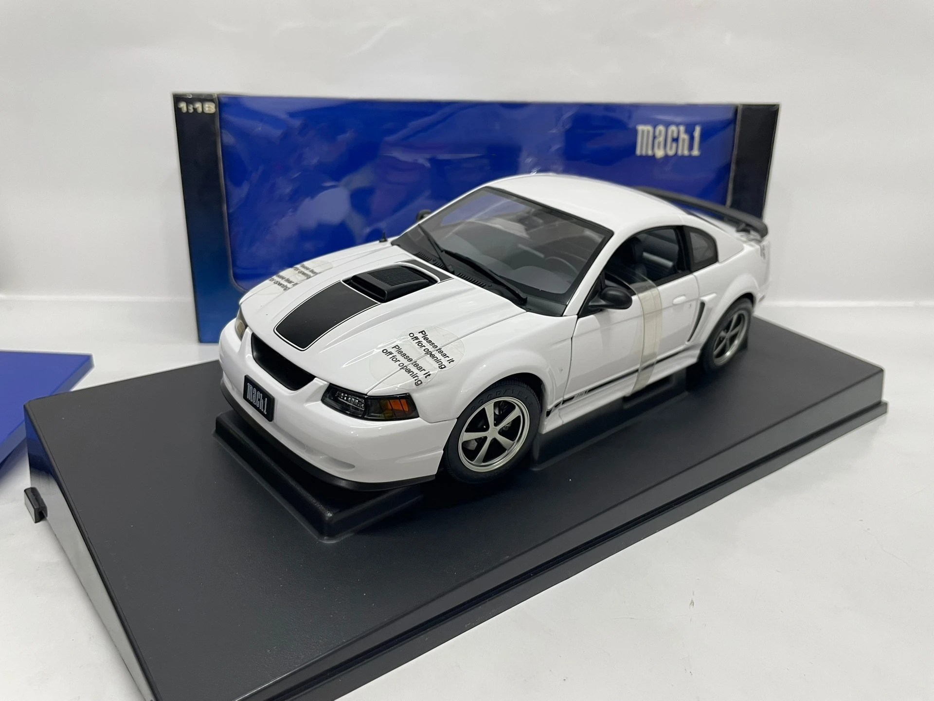 Autoart 1:18 Mach 1 White Blakc Simulation Limited Edition All Open Alloy Metal Static Car Model Toy Gift
Autoart 1:18 Mach 1 White Blakc Simulation Limited Edition All Open Alloy Metal Static Car Model Toy Gift
